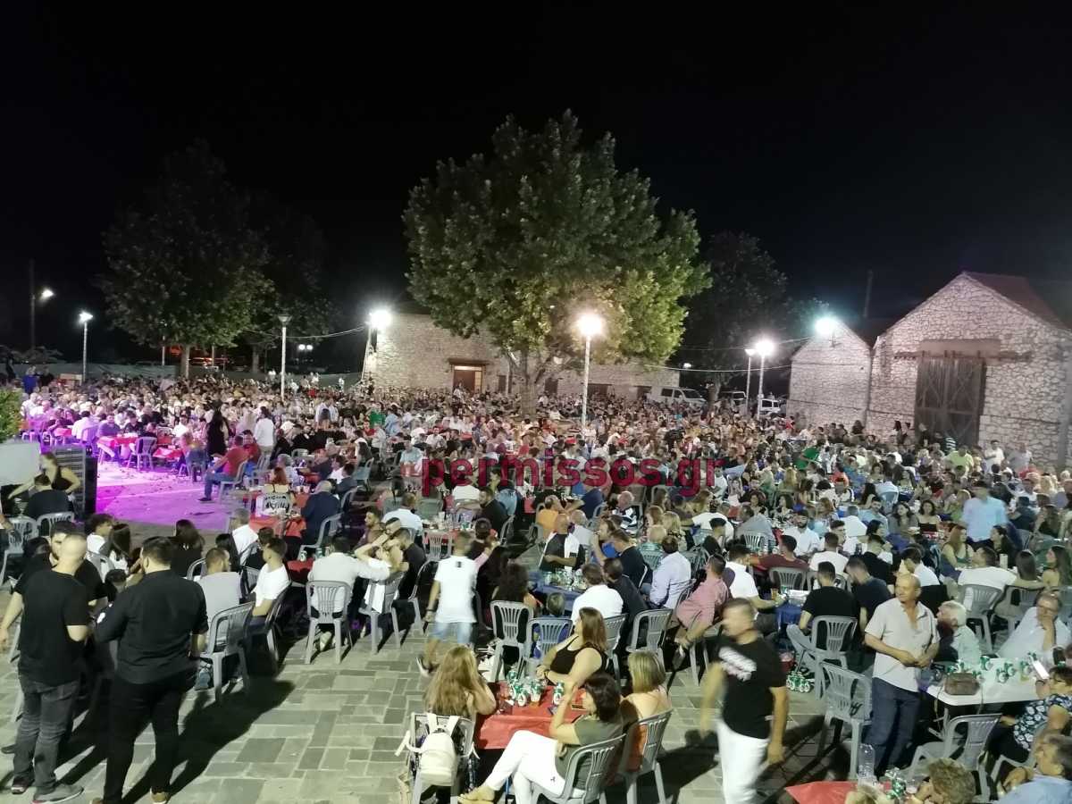 γλέντι στην πλατεία Αλιάρτου