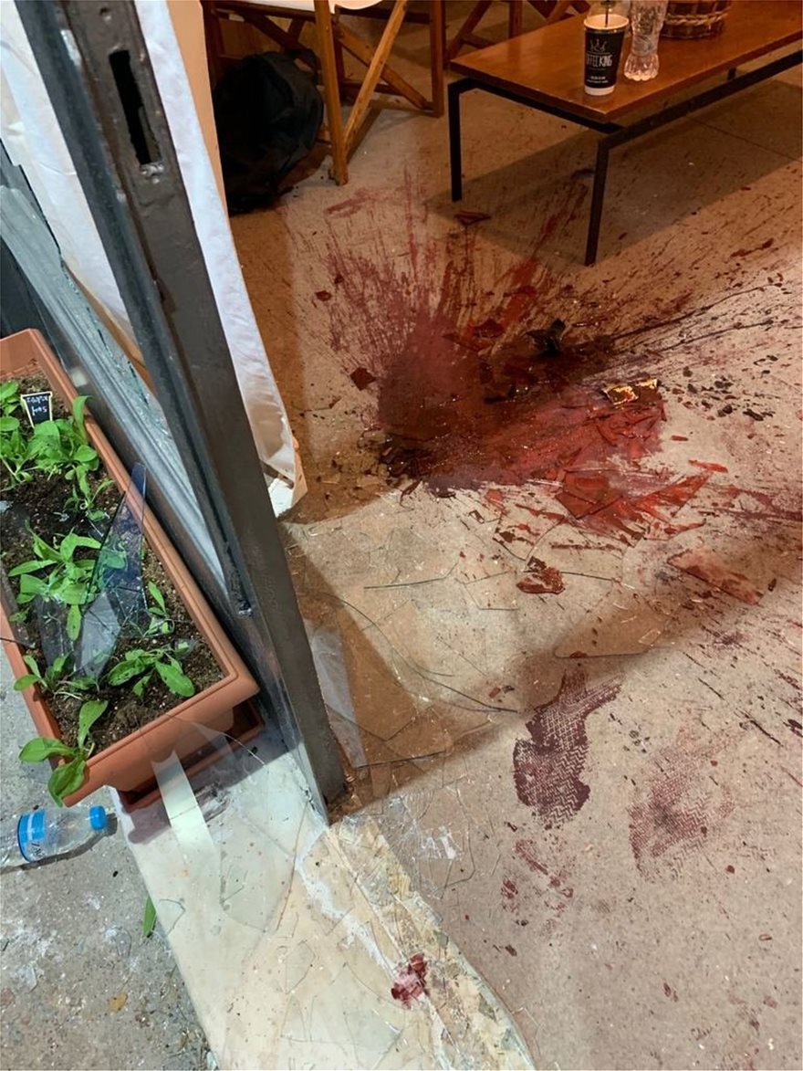 Εσπασαν τζάμια και πέταξαν μπογιές
