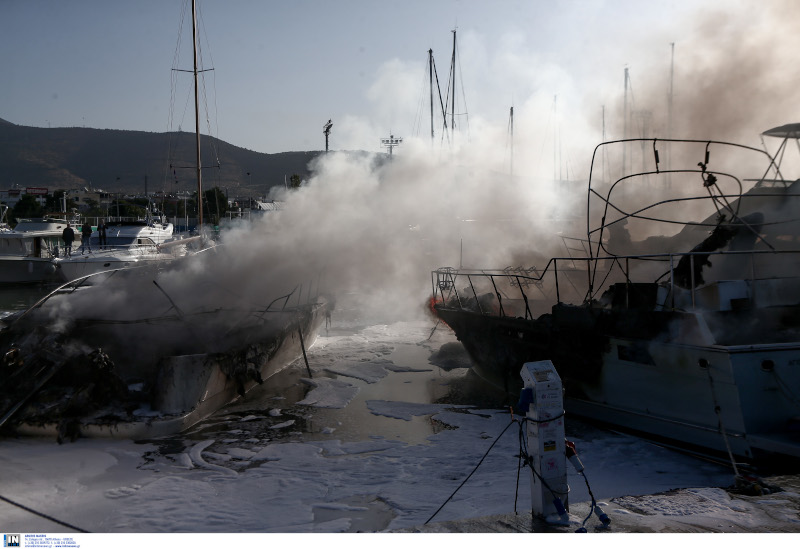 Φωτιά σε σκάφη στη Γλυφάδα