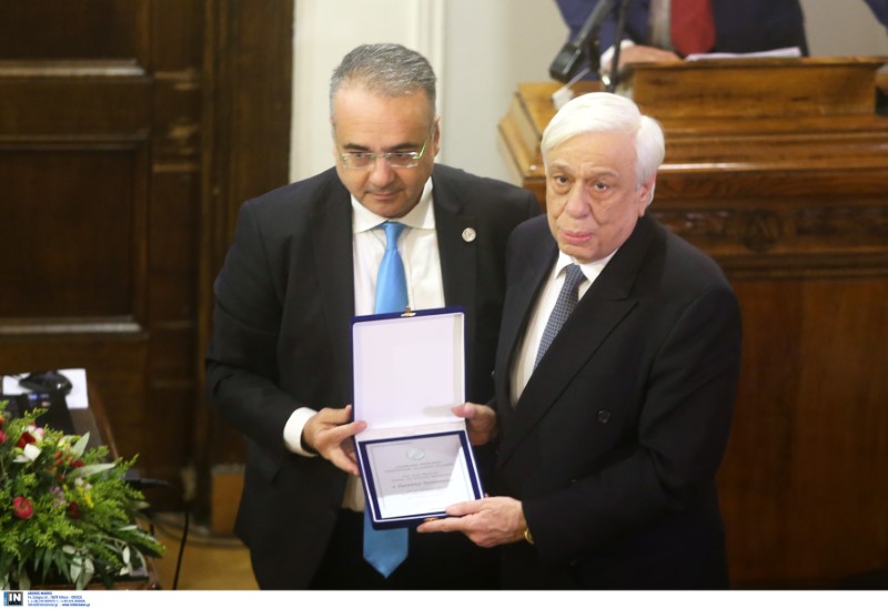 Ο Δ. Βερβεσός παραδίδει τιμητική πλακέτα στον Πρ. Παυλόπουλο