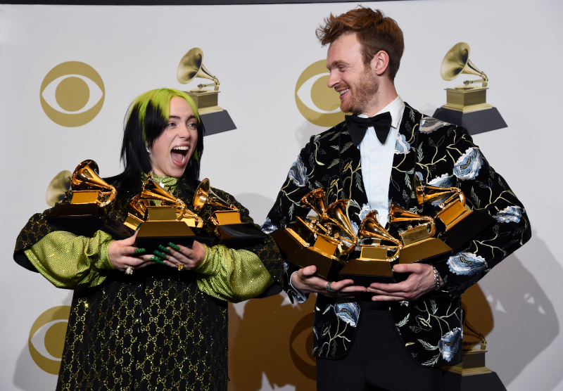 Η Billie Eilish με τον αδερφό της κουβαλούν τα βραβεία