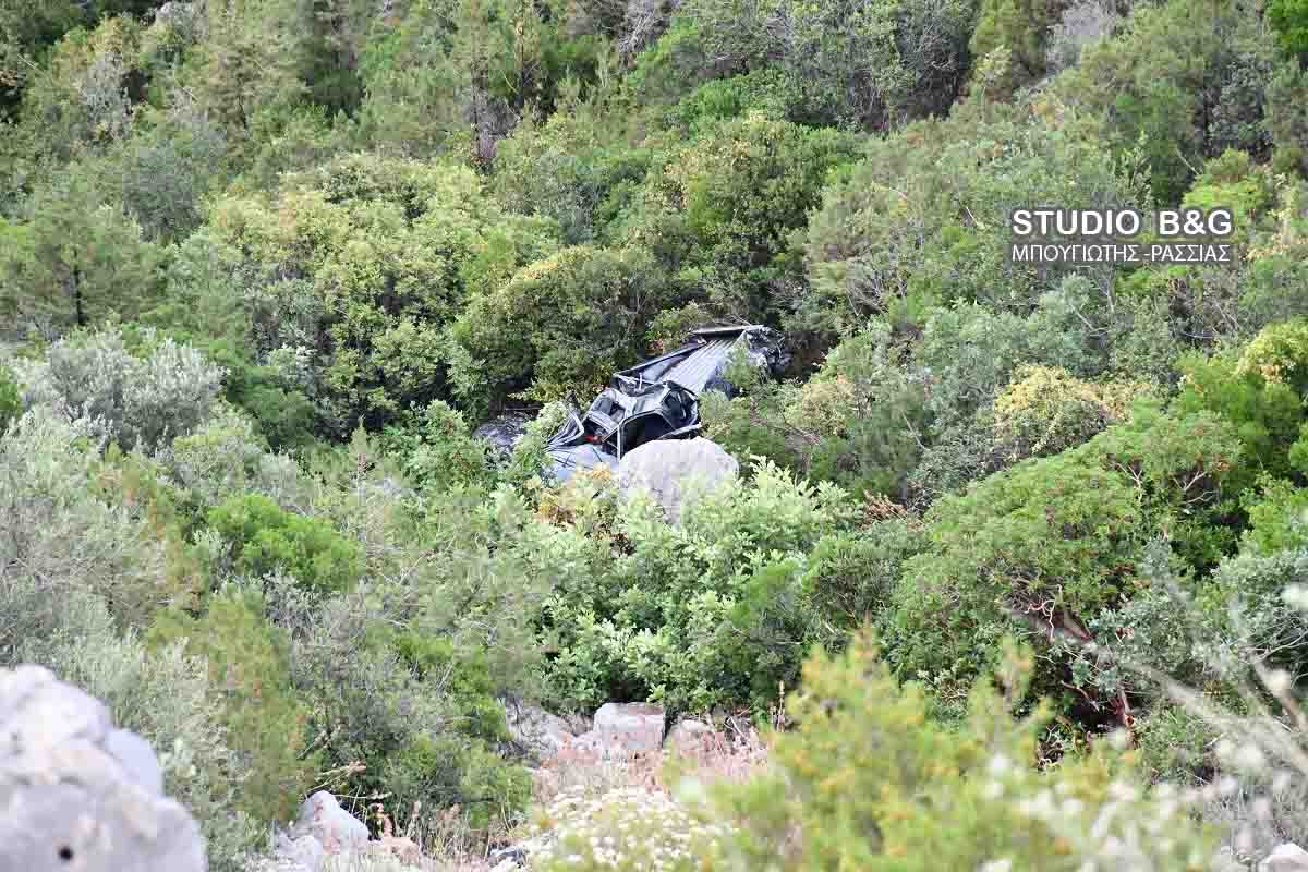 Το αυτοκίνητο που έπεσε στον γκρεμό