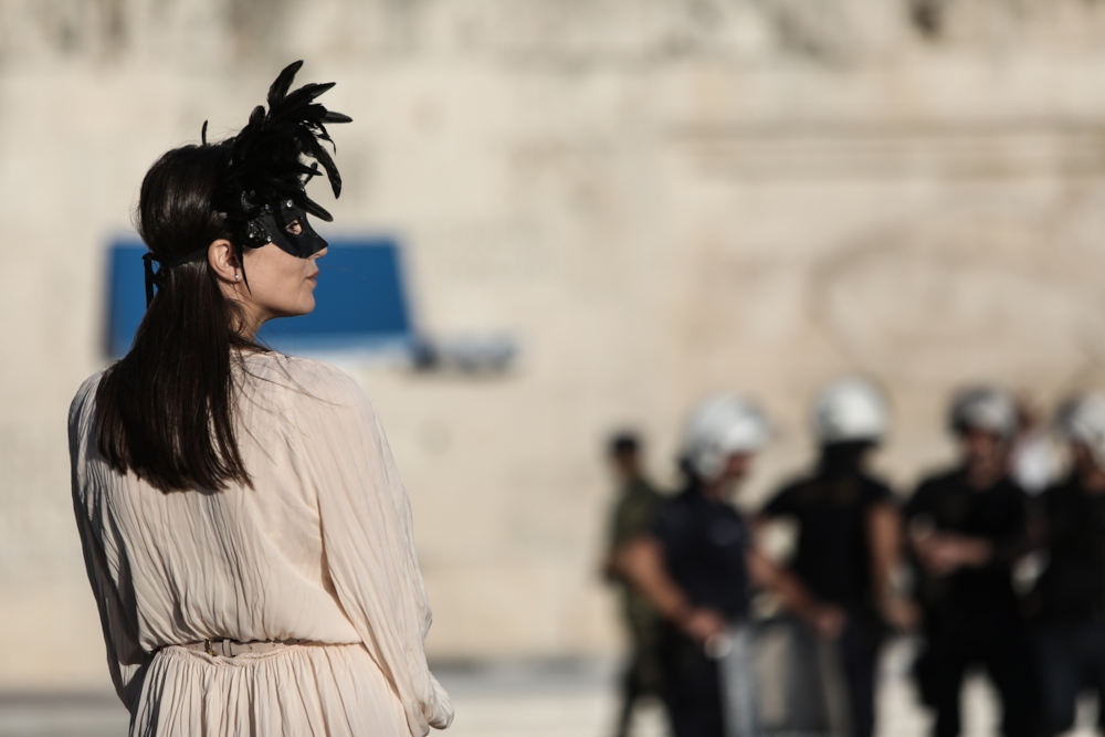 Μια γυναίκα με βενετσιάνικη μάσκα στη διαδήλωση / Φωτογραφία: George Vitsaras / SOOC