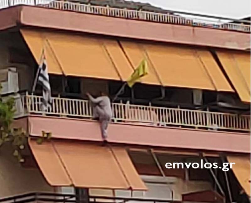 Η γυναίκα κρεμόταν από το μπαλκόνι του 4ου ορόφου