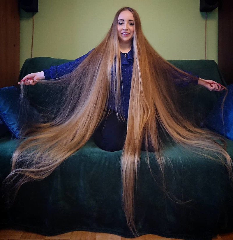 Η Malgorzata με τα μακριά μαλλιά της πάνω σε έναν καναπέ