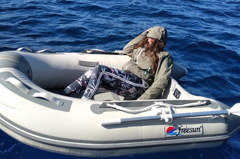 γυναικα σε βάρκα 