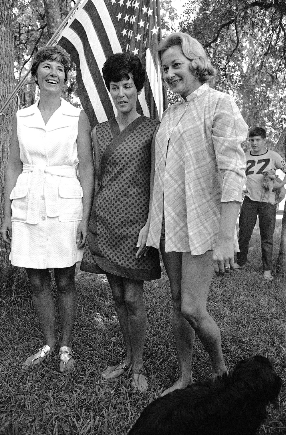 Στις 18 Ιουλίου του 1969, οι γυναίκες των τριών αστροναυτών του πληρώματος του Apollo 11, Τζαν Αρμστρονγκ, Πατ Κόλινς και Τζόαν Αλντριντ ποζάρουν μπροστά από την αμερικανική σημαία