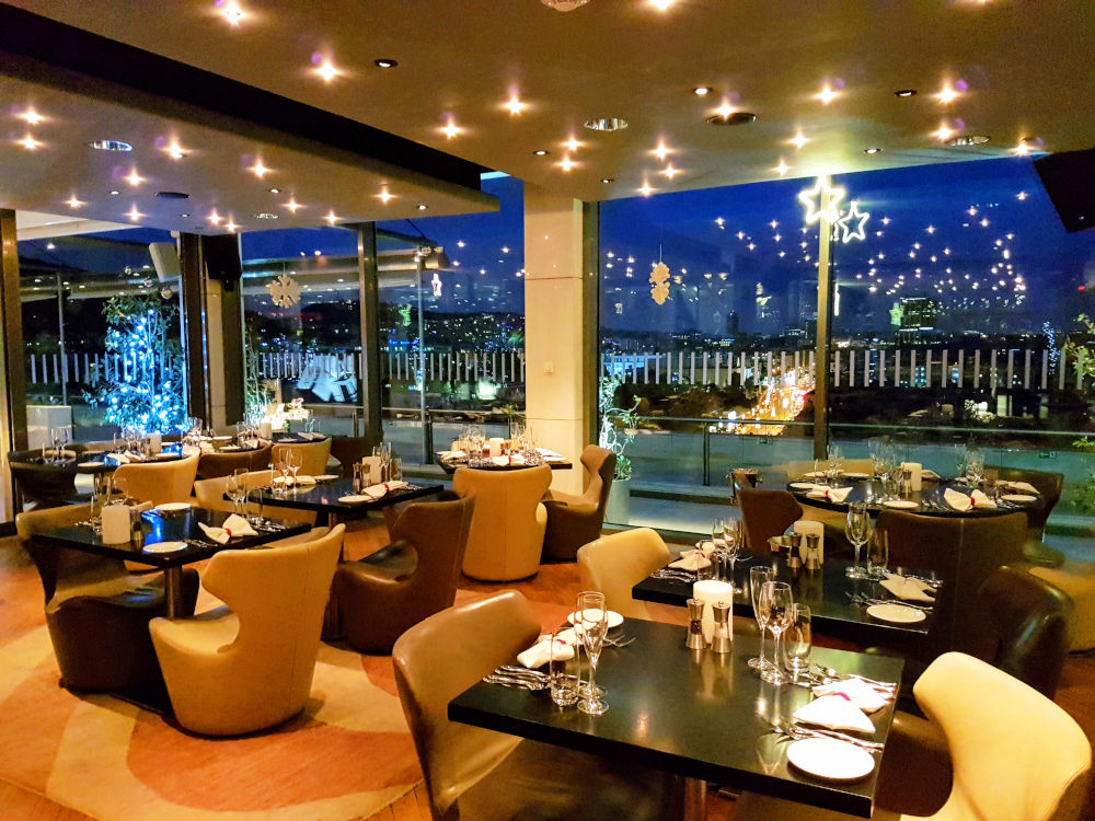 Ο μοντέρνος χώρος του Galaxy Bar & Restaurant στο ξενοδοχείο Hilton