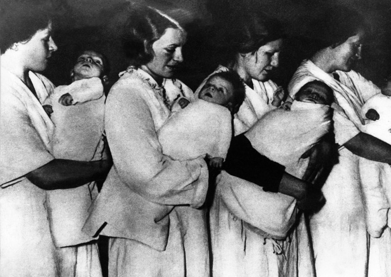 Γερμανίδες μεταφέρουν παιδιά «καθαρούς Άριους» στο Lebensborn, κατά τη διάρκεια του Β' Παγκοσμίου Πολέμου