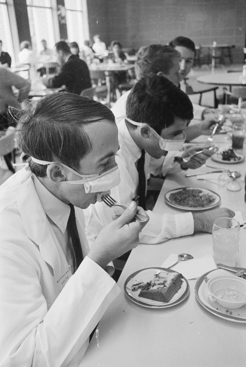 Φοιτητές ιατρικής την ώρα του γεύματος στο πανεπιστήμιο της Φλόριντα, κατά τη διάρκεια της γρίπης του Χονκ Κονγκ.