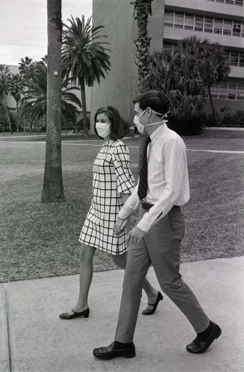 Φοιτητές στο πανεπιστήμιο της Φλώριντα κατά την περίοδο της γρίπης του Χονκ Κονγκ. Στο εν λόγω πανεπιστήμιο μελετούσαν την αποτελεσματικότητα της μαζικής χρήσης μάσκας για την αναχαίτιση της γρίπης του Χονγκ Κονγκ.