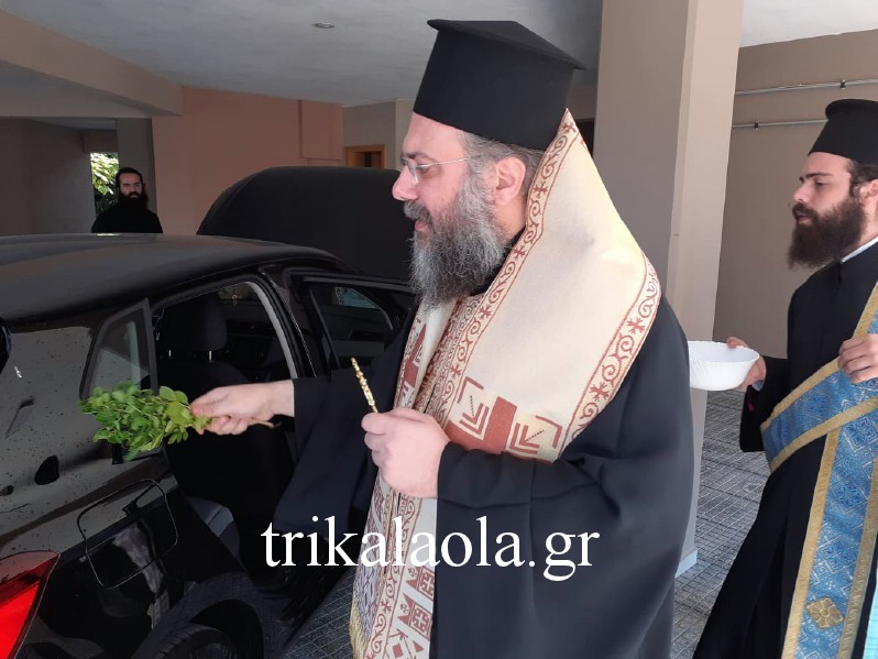  Ο Μητροπολίτης Τρίκκης και Σταγών κ. Χρυσόστομος ευλογεί το αυτοκίνητο