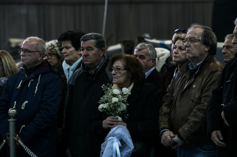 Συγγενείς θυμάτων με λουλούδια
