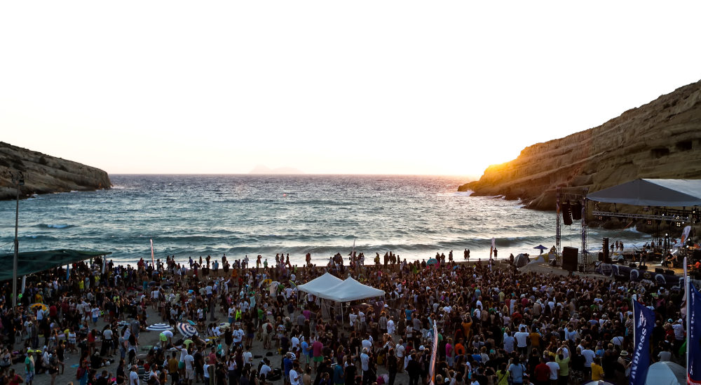 Πλήθος κόσμου στο Φεστιβάλ Ματάλων στην παραλία της Κρήτης (2015)