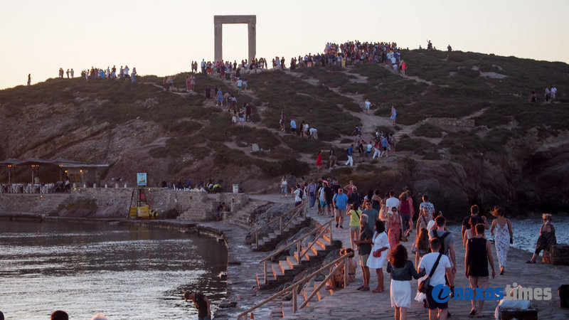 Εκατοντάδες τουρίστες στην Πορτάρα