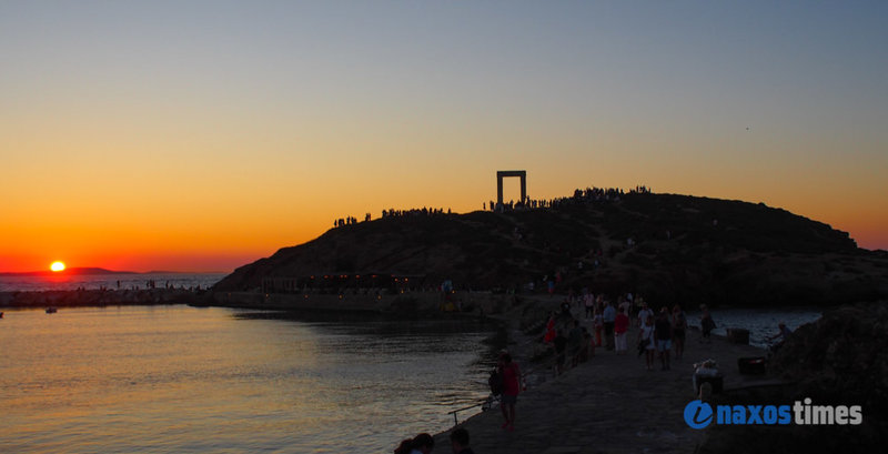 Μαγευτικό σκηνικό το ηλιοβασίλεμα στη Νάξο