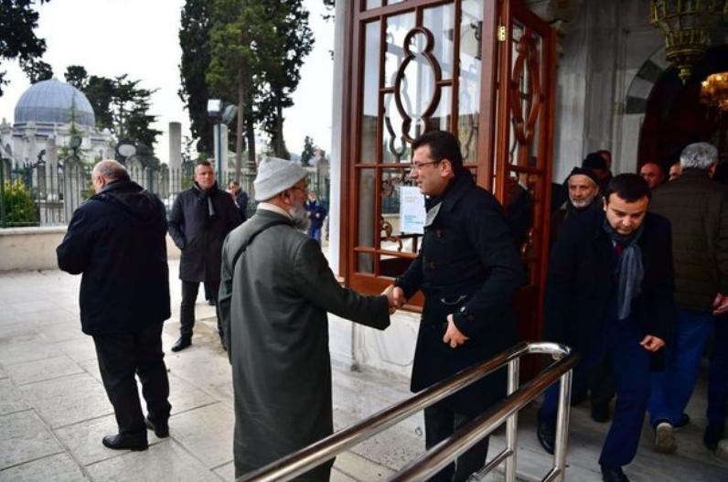 Ο Εκρέμ Ιμάμογλου σε μια επίσκεψή του σε τέμενος της Κωνσταντινούπολης για προσευχή.