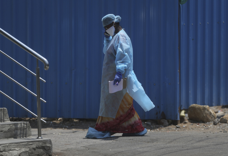 Γιατρός με στολή και μάσκα στην Ινδία