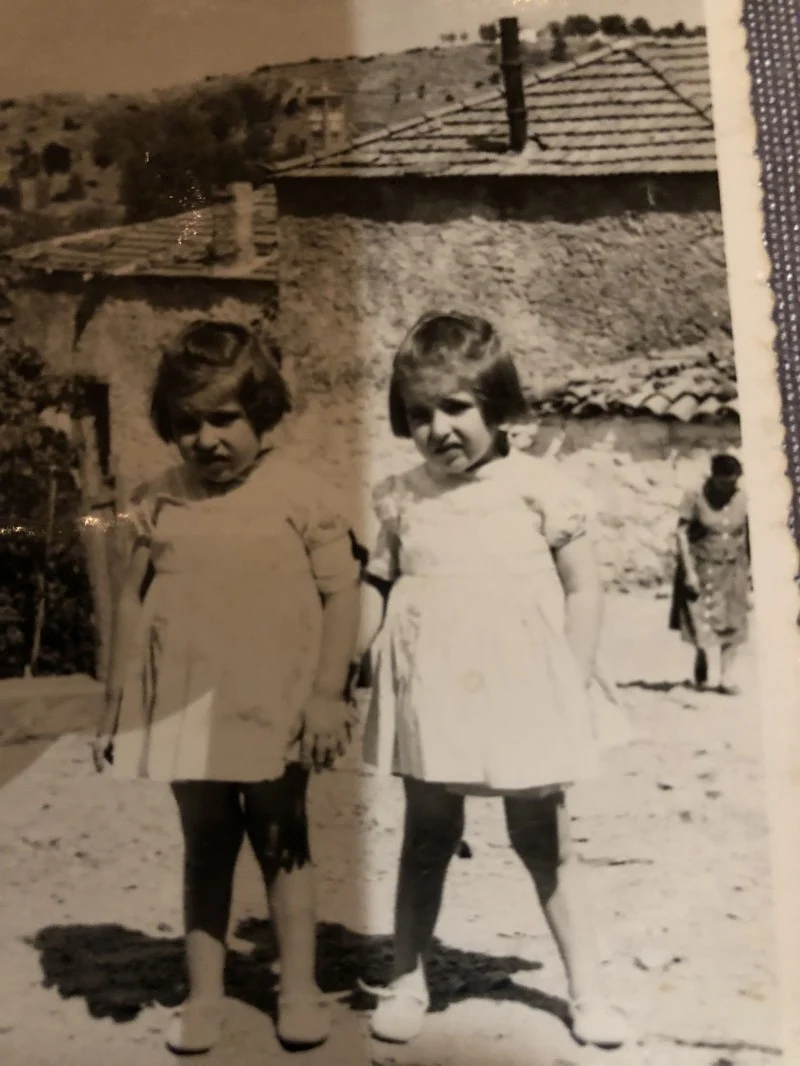Οι αδερφές Μάνδρου στην παιδική του ςηλικία με ίδιο φορεματάκι