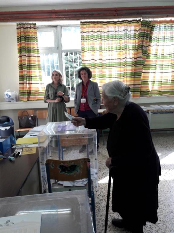 Η Ιουλία Κατσαδήμα, 103 ετών, ψηφίζει σε εκλογικό κέντρο των Ιωαννίνων