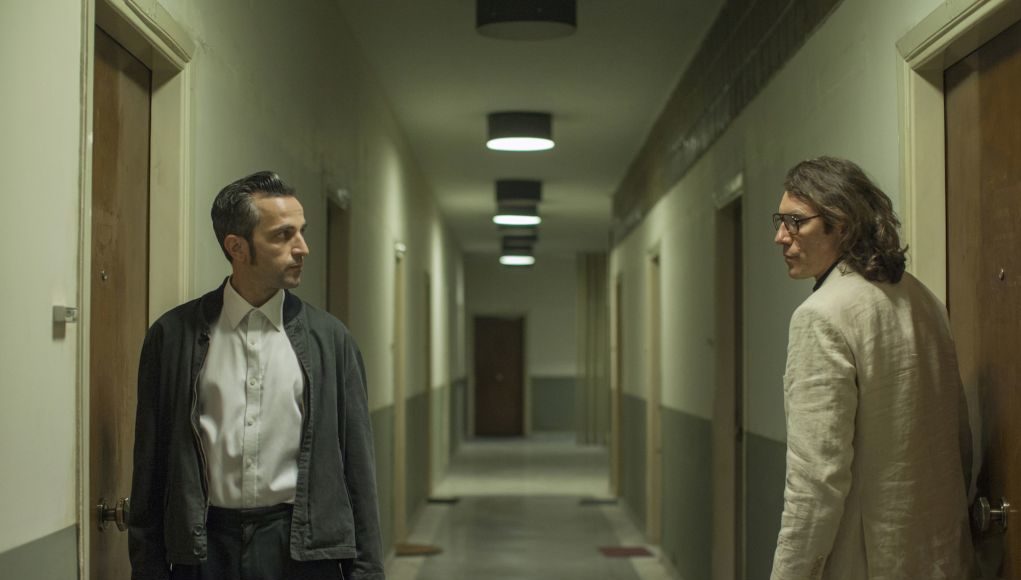 Δυο άντρες σε διάδρομο 