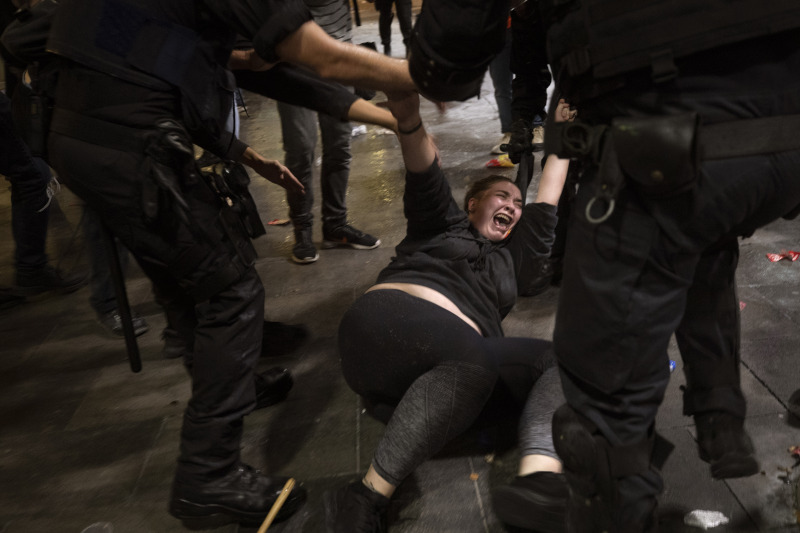 Αστυνομικές δυνάμεις σέρνουν γυναίκα που συμμετείχε στις κινητοποιήσεις