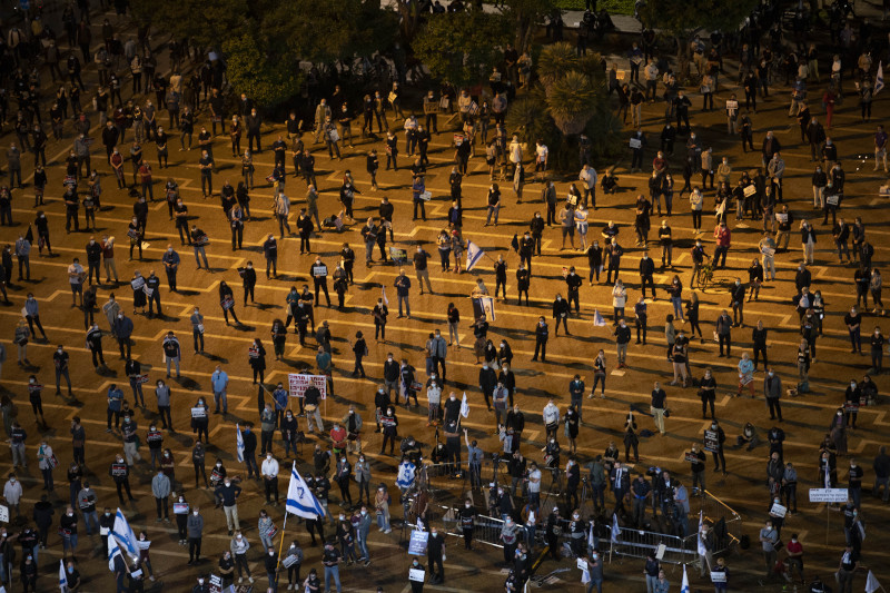 Κρατώντας τις απαραίτητες αποστάσεις διαμαρτυρήθηκαν οι διαδηλωτές / Φωτογραφία: ΑΡ