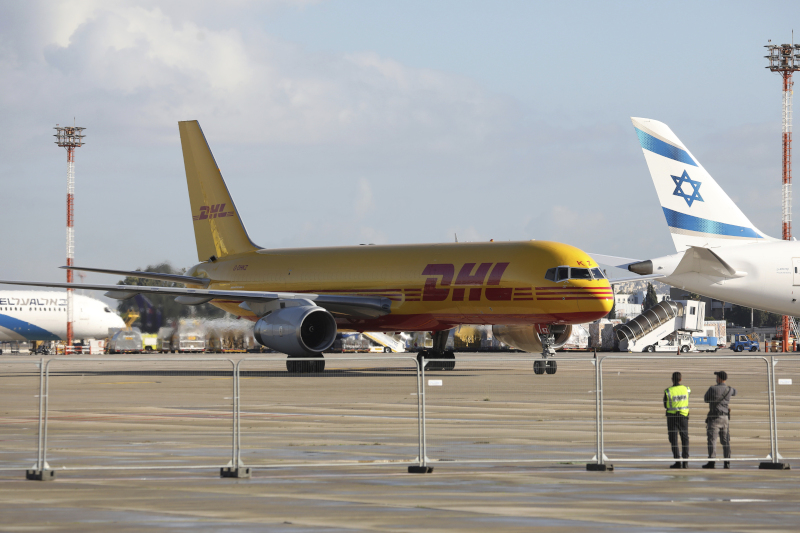 Το αεροπλάνο της DHL που μετέφερε τα πρώτα εμβόλια της Pfizer στο Ισραήλ