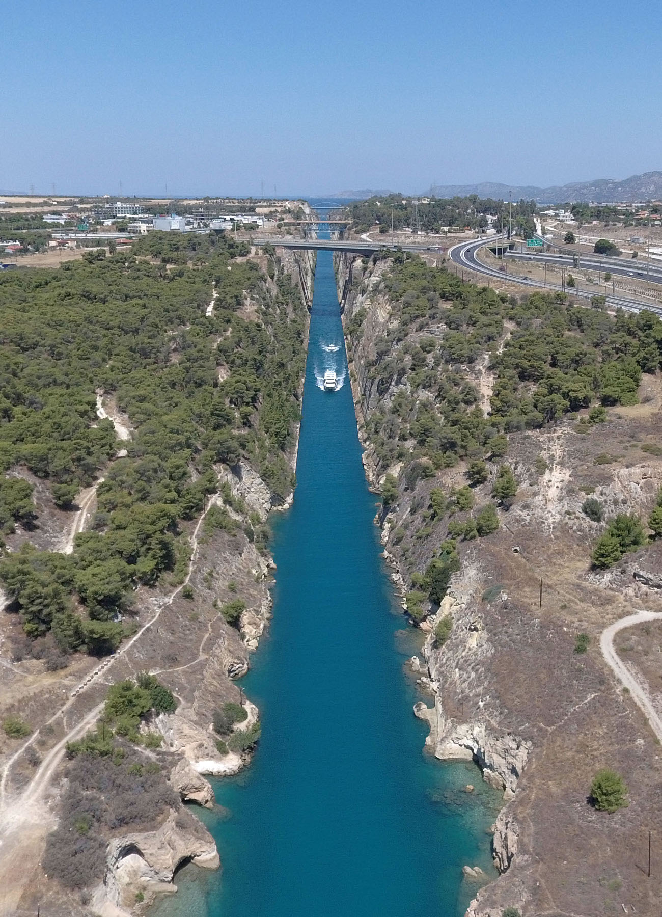 Σκάφος διασχίζει την διώρυγα της Κορίνθου στην φωτογραφία που έχει ληφθεί με drone.