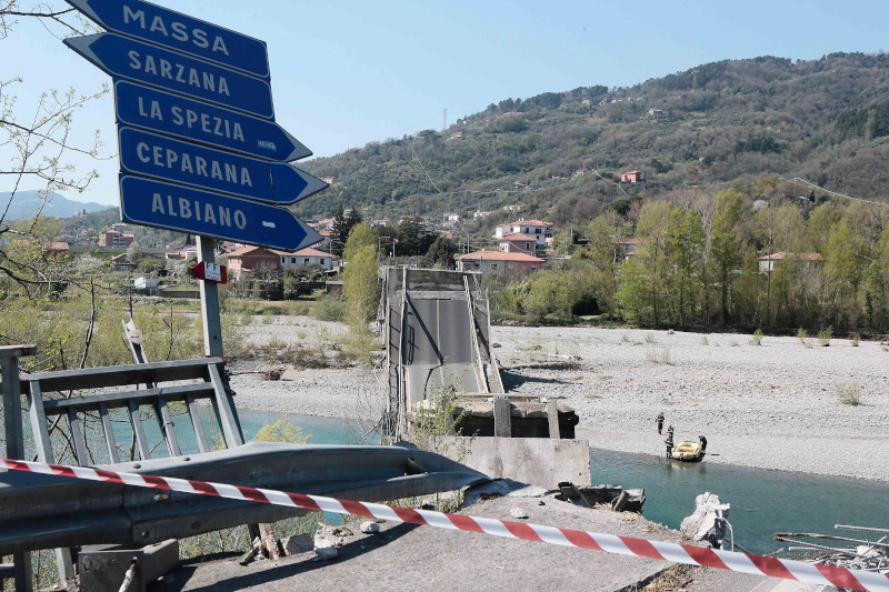Από την κατάρρευση, τραυματίστηκαν ελαφρά μόνο δύο οδηγοί