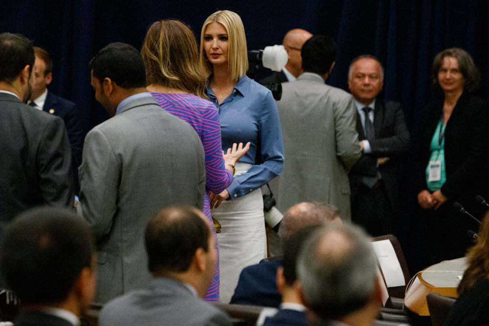 Î Îβάνκα ΤÏÎ±Î¼Ï Î²ÏÎθηκε ÏÏο ÏÏÏÏαÏÏÏο ÏÏν ÏÏηÏÏÏν ÏοÏ
Twitter ÏÏαν οι θηλÎÏ ÏÎ·Ï ÏÏοÎβαλαν μÎÏα αÏÏ Ïο γαλάζιο ÏοÏ
κάμιÏο ÏÎ·Ï ÎºÎ±Ïά Ïη γενική ÏÏ
νÎλεÏ
Ïη ÏοÏ
ÎÎÎ ÏÏη ÎÎα Î¥ÏÏκη