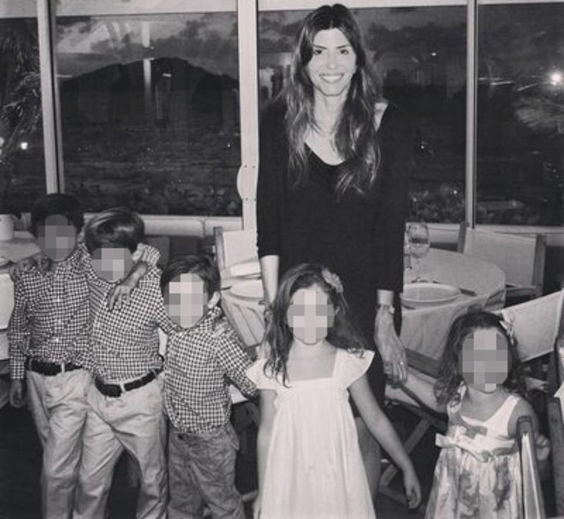 Η Τζένιφερ Ντούλος με τα 5 παιδιά της οικογένειας/Φωτογραφία: Facebook/JenniferDulos
