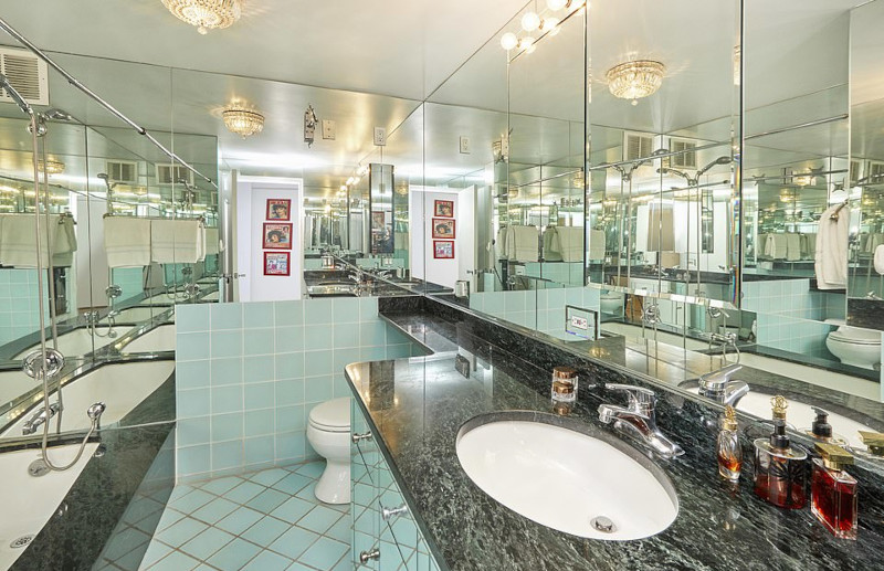 Ένα από τα μπάνια είναι γεμάτο με καθρέφτες σε όλους τους τοίχους