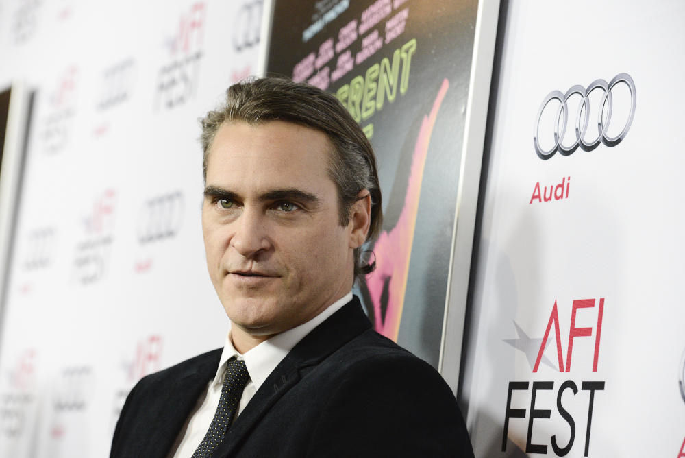 Ο Joaquin Phoenix έχει το σημάδι αυτό στο άνω χείλος από γεννησιμιού του 