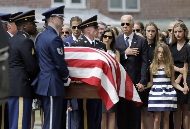 Ο Τζο Μπάιντεν και η οικογένειά του στην κηδεία του γιου του Μπο