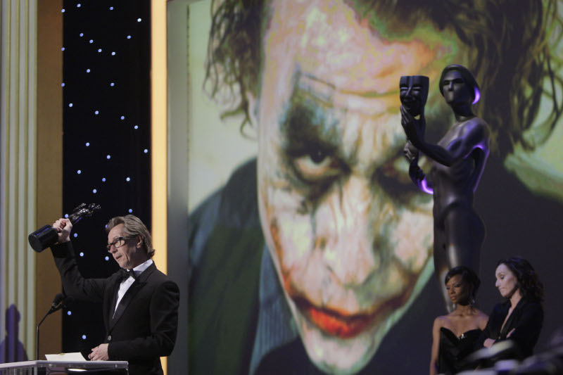 Ο Gary Oldman παραλαμβάνει το βραβείο β' ανδρικού ρόλου για την ερμηνεία του Χιθ Λέτζερ ως Joker, στα βραβεία SAG το 2009, εκ μέρους του άτυχου ηθοποιού που πέθανε το 2008