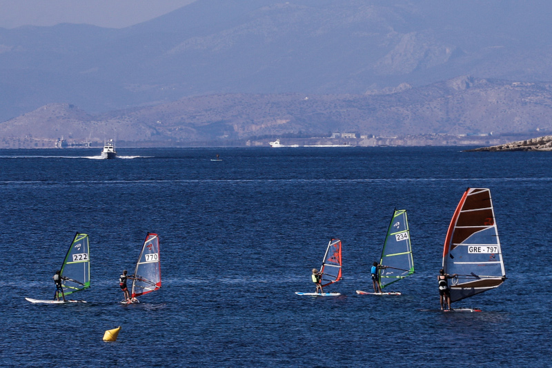 Μικροί και μεγάλοι το πρωί του Σαββάτου για windsurfing στο Καβούρι