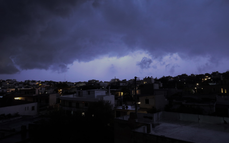 Μοβ ουρανός από κακοκαιρία στην Αθήνα