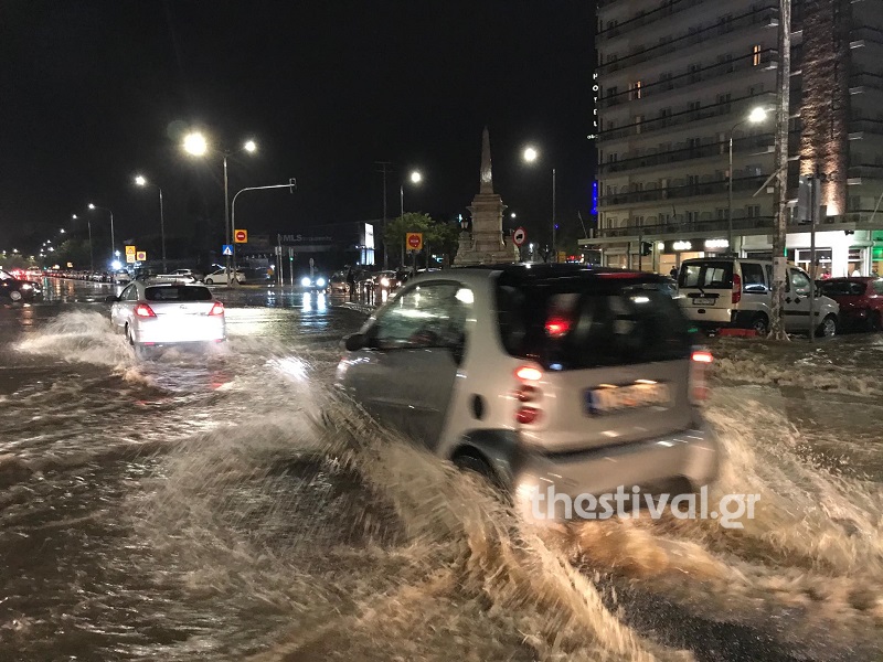 Σε ποτάμια μετατράπηκαν οι δρόμοι στη Θεσσαλονίκη το βράδυ της Τρίτης έπειτα από έντονη βροχή