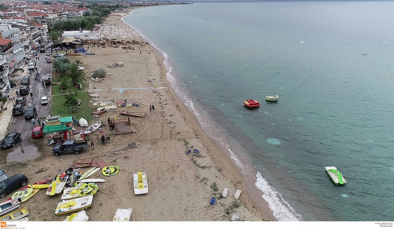 Σαν να πέρασε τυφώνας από την παραλία στη Χαλκιδική και τα σάρωσε όλα