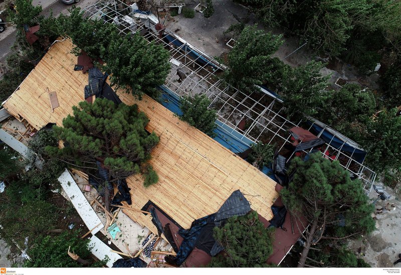 Η μοιραία στέγη του εστιατορίου που έπεσε -Εκεί έχασαν τη ζωή τους μία μητέρα με το γιο της