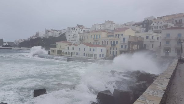Κύματα στο νησί της Ανδρου λόγω της σφοδρής κακοκαιρίας