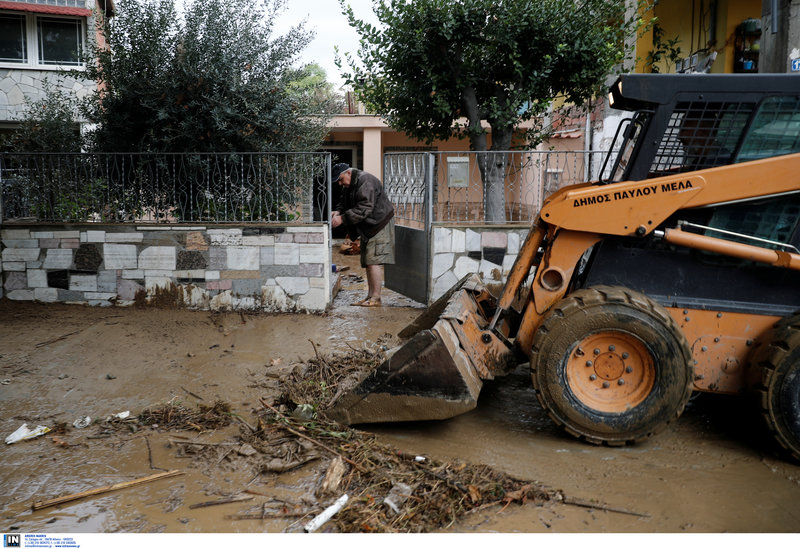 Λάσπες και φερτά υλικά έξω από σπίτι στην Ευκαρπία Θεσσαλονίκης