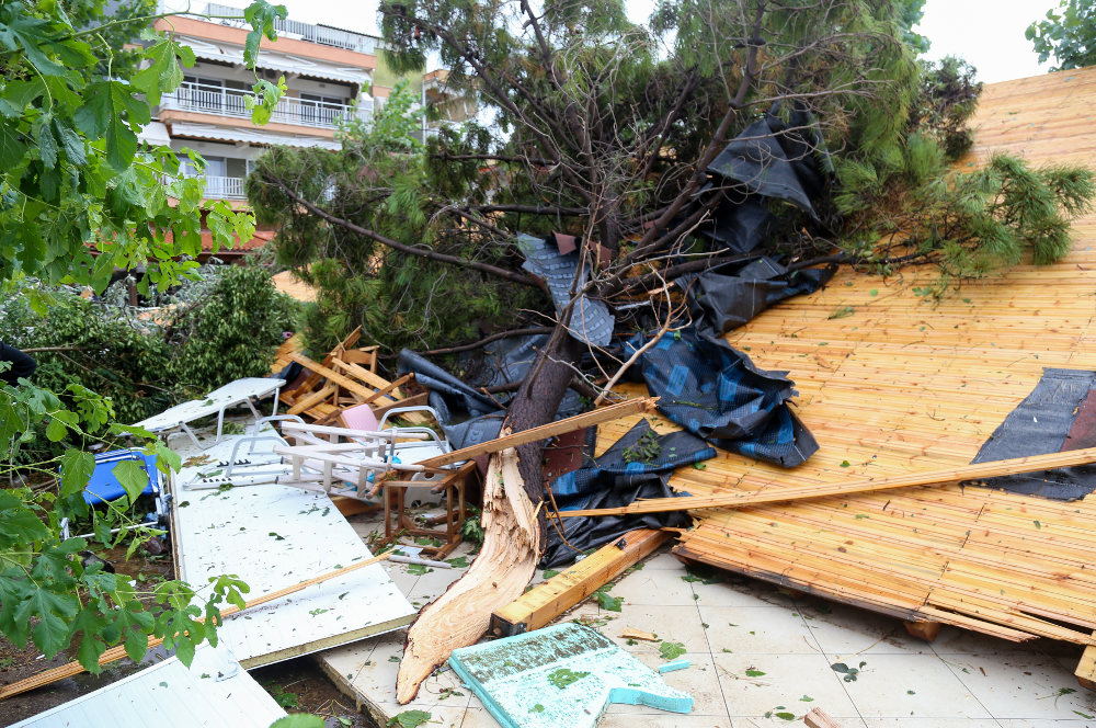 Δέντρα, πινακίδες, σκέπαστρα και αυλές έχουν όλα γίνει άμορφη μάζα μετά την κακοκαιρία στη Χαλκιδική
