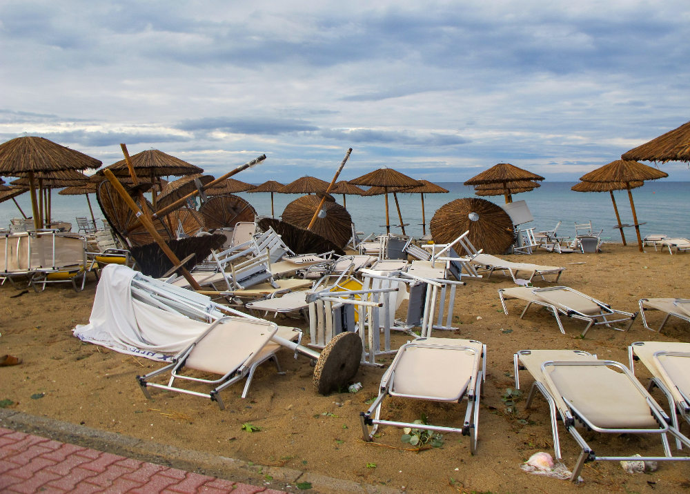 Ο αέρα ξερίζωσε ομπρέλες και παρέσυρε ξαπλώστρες στις παραλίες
