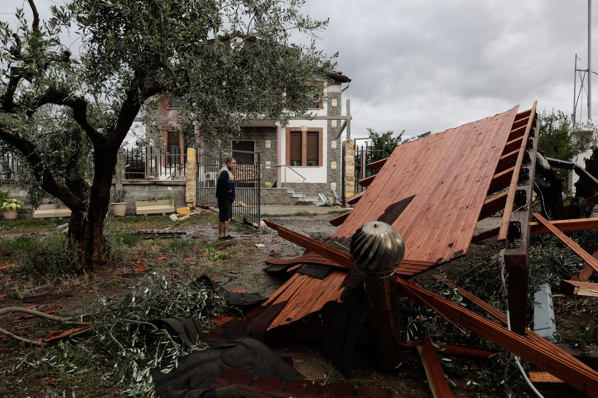 Στέγαστρο κατέρρευσε από τη μανία του ανέμου για όσο διήρκησε η κακοκαιρία στη Χαλκιδική