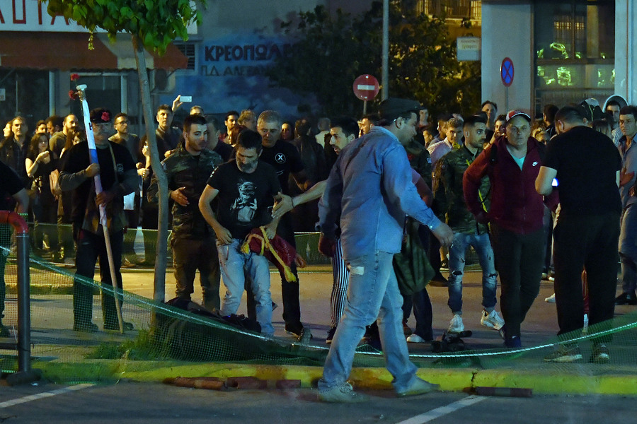 Ο 53χρονος εικονολήπτης είναι πεσμένος στο δρόμο, χτυπημένος θανάσιμα από την σαΐτα-