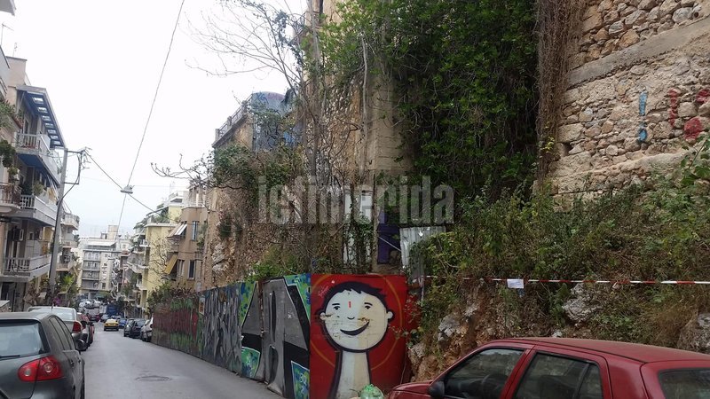 Η οδός Καλλιδρομίου το πρωί. Ο τοίχος στα δεξιά είναι γεμάτος γκράφιτι.