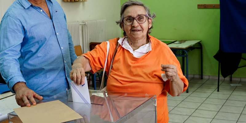 Μια ψηφοφόρος ρίχνει τη ψήφο της στην κάλπη