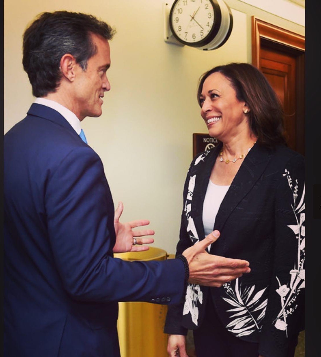 Ο Μάικ Μανάτο με την Καμάλα Χάρις